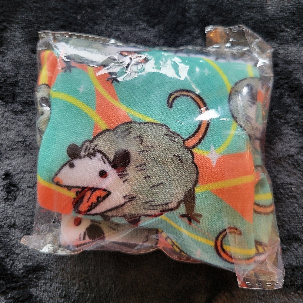 💰 $1 w/bundle - 🆕️ One Size Adult Novelty Socks Screaming Opossum NWT - Picture 3 of 4